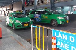 Khách đi taxi 'cõng' 3 loại phí ở Tân Sơn Nhất, Bộ GTVT yêu cầu báo cáo