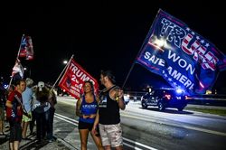 Người ủng hộ vây quanh tư dinh của ông Trump, Nga có phản ứng chính thức