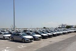 Ô tô tồn kho, xe nhập khẩu vẫn tăng tốc về Việt Nam