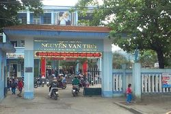 Có hay không việc người lạ dụ dỗ học sinh lên xe tới bệnh viện?