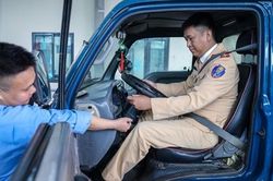 Trên 35.000 phương tiện được CSGT hỗ trợ đăng kiểm