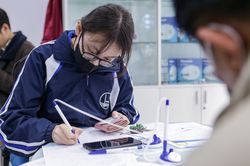 Lo bị khóa SIM, người Hà Nội ùn ùn đi chuẩn hóa thông tin thuê bao