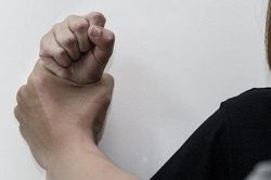Hôn bạn gái cũ giữa đám cưới