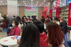Các phòng giao dịch chật kín, người dân tranh thủ đi chuẩn hóa thông tin thuê bao