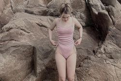 Vợ trung vệ U23 Vũ Tiến Long khoe dáng mòn con mắt với bikini