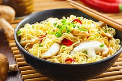 Ăn sáng bằng mì tôm có nên không?