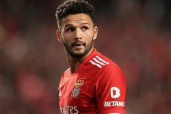 MU: Ten Hag bỏ qua Harry Kane, Osimhen, chốt mua sao 21 tuổi thần tượng Ronaldo