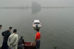 Hà Nội: Người phụ nữ lao thẳng ô tô xuống Hồ Tây vì đạp nhầm chân ga