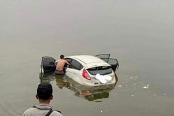 Hà Nội: Chiếc xe ô tô 4 chỗ bất ngờ 'bay'thẳng xuống hồ Tây