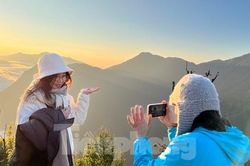 Giới trẻ săn mây, trekking trong rừng nguyên sinh phủ đầy rêu xanh đẹp như cổ tích ở Tà Xùa