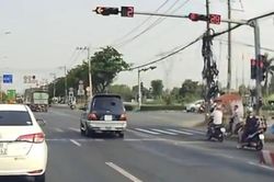Xe tập lái 'bò' trên làn rẽ trái rồi bất ngờ vượt đèn đỏ ở TP.HCM