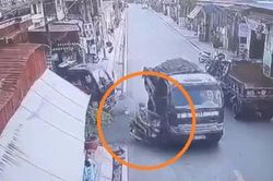 Clip: Bất ngờ lao vào ô tô tải, tài xế gặp tai họa