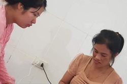 'Mẹ chồng trong mơ' được dân tình khen ngợi: Con dâu sinh nở, mẹ bóc tôm hùm cho ăn!