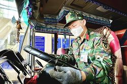 Lính kỹ thuật chi viện 'mặt trận' đăng kiểm
