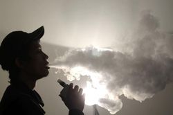 Malaysia đánh thuế tinh dầu vape có chứa nicotine từ 1/4