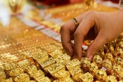 Giá vàng lao dốc cuối tuần