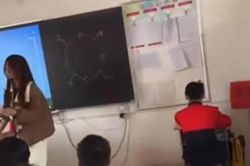 Giáo viên Trung Quốc bắt học sinh ngồi bàn riêng, úp mặt vào tường suốt 6 tháng