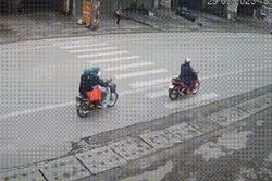 Xi nhan 'bằng tay' khi qua đường, xe máy bị tông văng từ phía sau