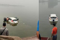 Nhầm chân ga, người phụ nữ chở 2 con nhỏ lao thẳng ô tô xuống hồ Tây