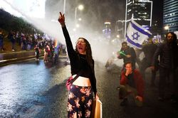 Biểu tình tại Israel tiếp diễn bất chấp ông Netanyahu nhượng bộ