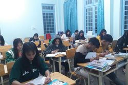Giáo viên trường nội trú hướng dẫn, ôn tập miễn phí cho học sinh