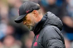 Thua Man City, HLV Klopp chua chát: 'Đá thế thì được chấp người cũng không thắng được'