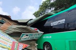 Tai nạn kinh hoàng, xe khách lao thẳng vào nhà dân, ít nhất 6 người thương vong