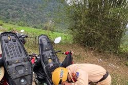 Chiến sỹ CSGT hút chuyển xăng cho xe gặp sự cố trên đường ở miền núi Thanh Hóa