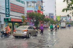 Cần Thơ: Mưa to trái mùa giải nhiệt sau nhiều ngày nắng nóng