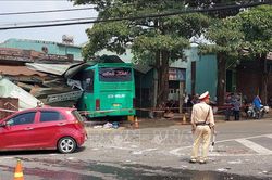 Xe khách đâm vào nhà dân ở Pleiku khiến 2 người tử vong, nhiều người bị thương