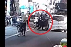 Clip: Ô tô con đối đầu xe tải, 2 tài xế bỏ xe lao vào 'đấu võ' trên phố ùn tắc