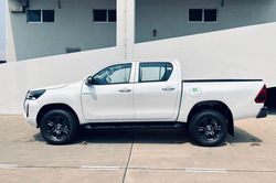 Cận cảnh Toyota Hilux 2023, giá 852 triệu đồng tại Việt Nam