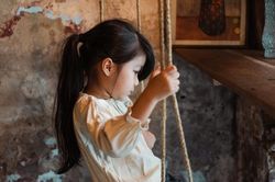 Con ngồi lủi thủi một mình khi cả lớp chơi rất vui, mẹ phải làm gì nếu bé bị cô lập?