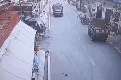 Không chú ý quan sát, xe máy lao thẳng vào xe tải, tài xế dập nát một bên chân