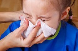 5 hệ lụy nguy hiểm khi cha mẹ tự rửa, hút mũi cho trẻ không đúng cách