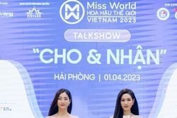 Đỗ Thị Hà và Lương Thùy Linh đọ trình catwalk điêu luyện, khoe chân dài miên man