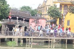 Du khách phải mua vé khi vào phố cổ Hội An
