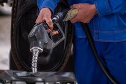 Giá xăng tăng nhẹ, 23.120 đồng/lít RON 95