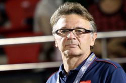 Cà phê đầu tuần: Đừng tất tay theo ông Troussier