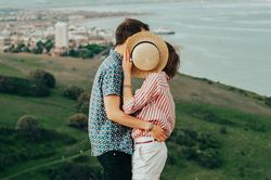 Vì sao sau kết hôn, đàn ông vẫn không quên mối tình đầu?