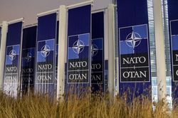 NATO viện trợ quân sự hơn 65 tỷ euro cho Ukraine