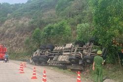Xe tải chở dưa hấu lật úp vào vách núi, 4 người tử vong