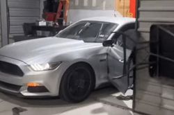 Quên đóng cửa xe khi lùi vào gara, chủ xe Ford Mustang 'khóc ròng' vì gây họa