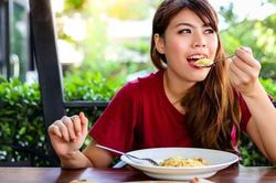 Vì sao ăn nhiều vẫn thấy đói?
