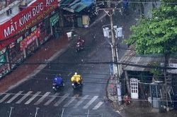 TP Hồ Chí Minh: Cơn 'mưa vàng' giải nhiệt sau những ngày nắng rát mặt