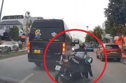 Clip: Xe máy tông liên tiếp 2 ô tô, tài xế phản ứng cực nhanh tránh họa lớn