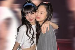 Cùng tương tác với vũ công nam: Jennie bị chỉ trích phản cảm, Lisa được khen ngợi