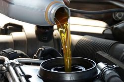 Sử dụng dầu nhớt của ô tô cho xe máy, nên hay không?