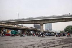 Hà Nội: Rào chắn thi công 2 cầu vượt thép song song tại nút giao Mai Dịch
