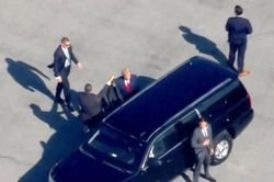 Khoảnh khắc đoàn xe đưa ông Trump tới New York trước ngày trình diện